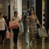 Fátima Bernardes ganha ajuda extra para carregar sacolas de compras no Village Mall, na Barra da Tijuca, zona oeste do Rio de Janeiro, na noite desta quinta-feira, 20 de dezembro de 2018