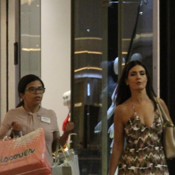 Fátima Bernardes ganha ajuda extra para carregar sacolas de compras no Village Mall, na Barra da Tijuca, zona oeste do Rio de Janeiro, na noite desta quinta-feira, 20 de dezembro de 2018