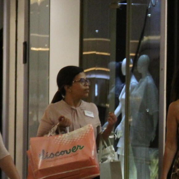 Fátima Bernardes ganha ajuda extra para carregar sacolas de compras no Village Mall, na Barra da Tijuca, zona oeste do Rio de Janeiro, na noite desta quinta-feira, 20 de dezembro de 2018