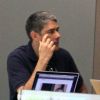 William Bonner aguarda Vinícius a escolher modelo de notebook em loja de Apple no Rio