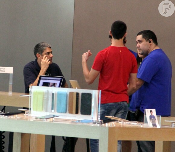 William Bonner aguarda Vinícius a escolher modelo de notebook em loja de Apple no Rio