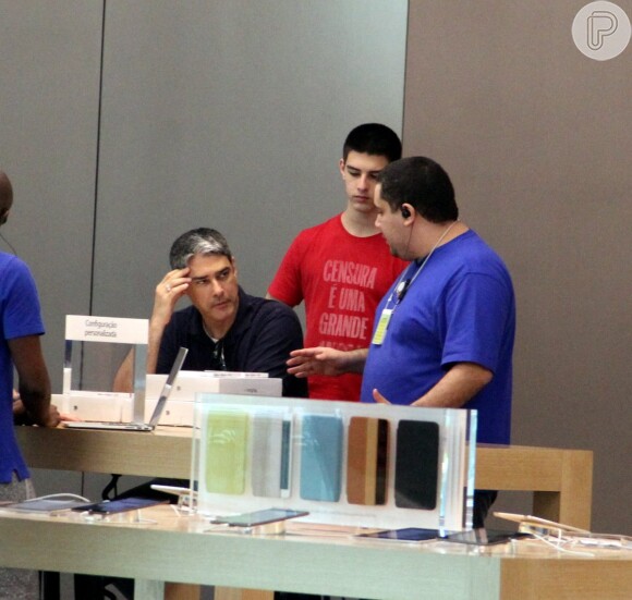 William Bonner compra computador para o filho. Vinícius, em shopping no Rio, neste domingo, 14 de setembro de 2014