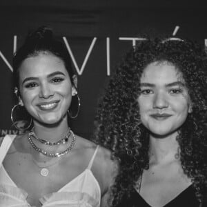 Bruna Marquezine posa com Vitória Falcão ao prestigiar show do Duo Anavitória