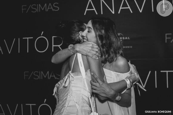 Bruna Marquezine foi abraçada por Ana Clara após assistir o show do duo