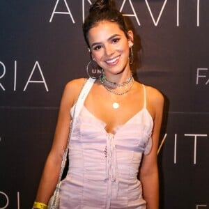 Bruna Marquezine aliou um estilo romântico e despojado para prestigiar o show das amigas