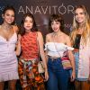 Bruna Marquezine teve a companhia de amigas no show do duo Anavitória