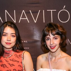 Bruna Marquezine teve a companhia de amigas no show do duo Anavitória