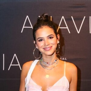 Bruna Marquezine combinou o vestido romântico com o chunky sneakers, tênis queridinho das fashionistas