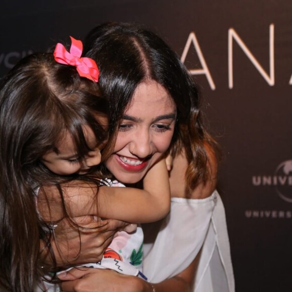 A fã mirim ganhou um abraço das duas cantoras