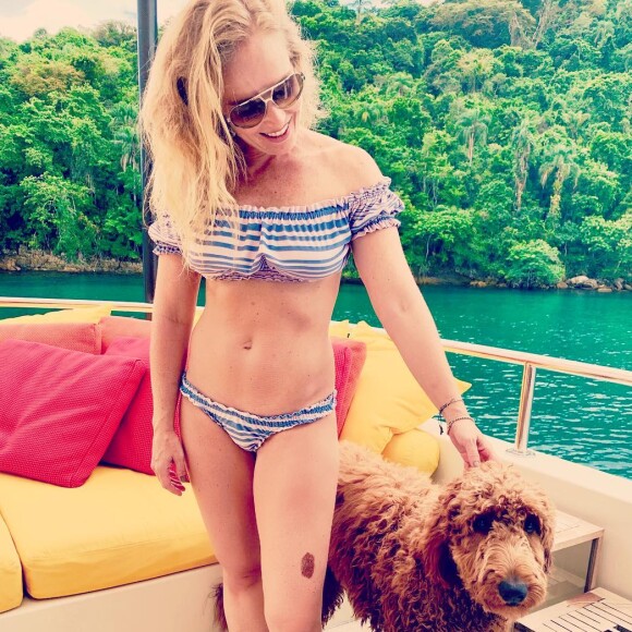 Angélica posa com pet de estimação da família e tem corpo elogiado por fãs