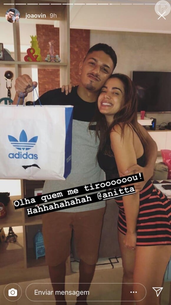 Anitta brincou de amigo-oculto e presentou o primo João Vinicius com peças da Adidas