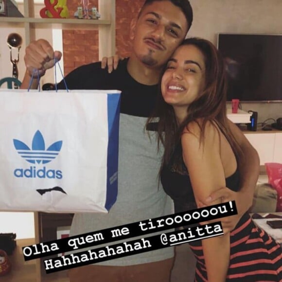 Anitta brincou de amigo-oculto e presentou o primo João Vinicius com peças da Adidas