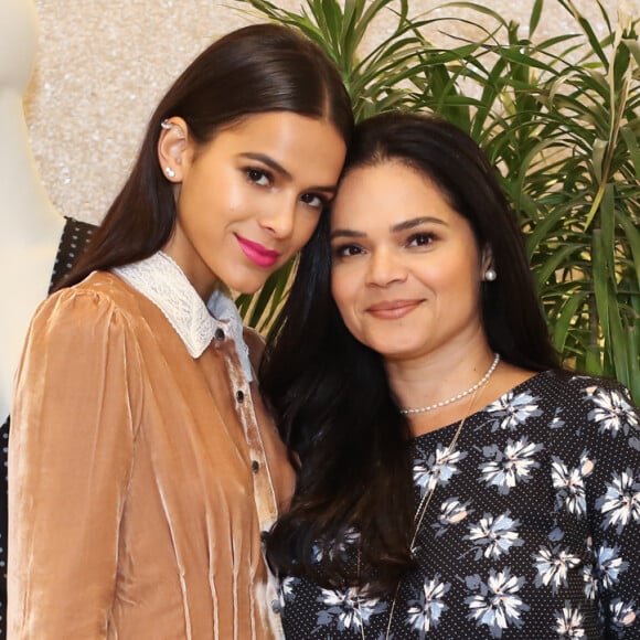 Bruna Marquezine presenteou a mãe, Neide Maia, com uma bolsa grifada