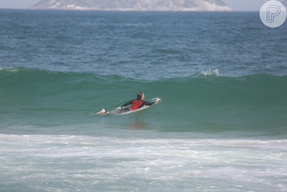 Romulo Neto curtiu sua folga da novela 'Império' surfando na praia do Pepino, em São Conrado, na Zona Sul do Rio de Janeiro. Na hora de ir embora, o ator ajudou um motorista a empurrar seu carro enguiçado