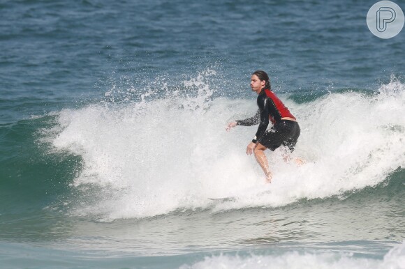 Romulo Neto curtiu sua folga da novela 'Império' surfando na praia do Pepino, em São Conrado, na Zona Sul do Rio de Janeiro. Na hora de ir embora, o ator ajudou um motorista a empurrar seu carro enguiçado