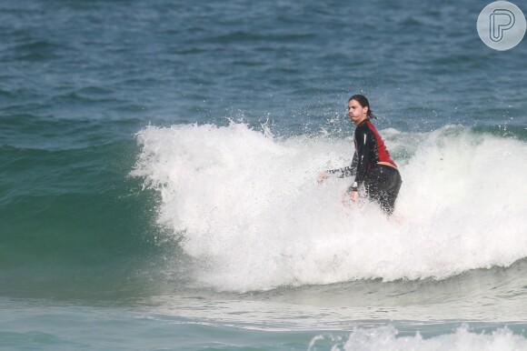 Romulo Neto curtiu sua folga da novela 'Império' surfando na praia do Pepino, em São Conrado, na Zona Sul do Rio de Janeiro. Na hora de ir embora, o ator ajudou um motorista a empurrar seu carro enguiçado