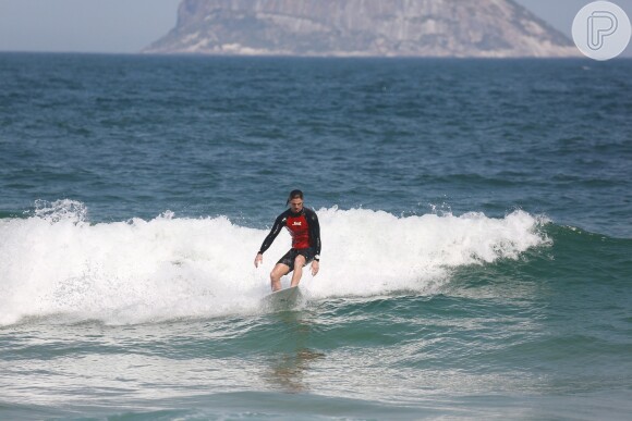 Romulo Neto curtiu sua folga da novela 'Império' surfando na praia do Pepino, em São Conrado, na Zona Sul do Rio de Janeiro. Na hora de ir embora, o ator ajudou um motorista a empurrar seu carro enguiçado