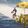 Romulo Neto curtiu sua folga da novela 'Império' surfando na praia do Pepino, em São Conrado, na Zona Sul do Rio de Janeiro. Na hora de ir embora, o ator ajudou um motorista a empurrar seu carro enguiçado