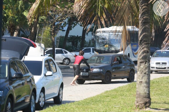 Romulo Neto curtiu sua folga da novela 'Império' surfando na praia do Pepino, em São Conrado, na Zona Sul do Rio de Janeiro. Na hora de ir embora, o ator ajudou um motorista a empurrar seu carro enguiçado