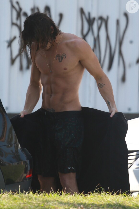 Romulo Neto curtiu sua folga da novela 'Império' surfando na praia do Pepino, em São Conrado, na Zona Sul do Rio de Janeiro. Na hora de ir embora, o ator ajudou um motorista a empurrar seu carro enguiçado