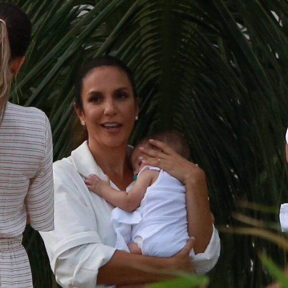 Ivete Sangalo é mãe das gêmeas, Helena e Marina, de 10 meses