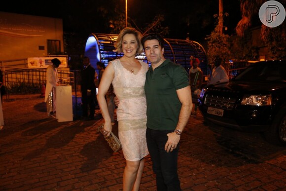 Claudia Raia chegou em evento no Rio acompanhada do namorado, Jarbas Homem de Mello