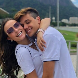 'A gente é muito feliz junto. Descobrir coisas novas é maravilhoso e a gente divide muito isso. Completar um ano de namoro com um cara de coração tão bom, que tem um carinho tão grande é maravilhoso', afirma Larissa Manoela sobre o namoro