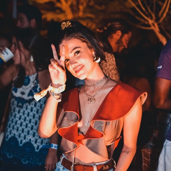 Manu Gavassi está curtindo réveillon com Marquezine em Noronha