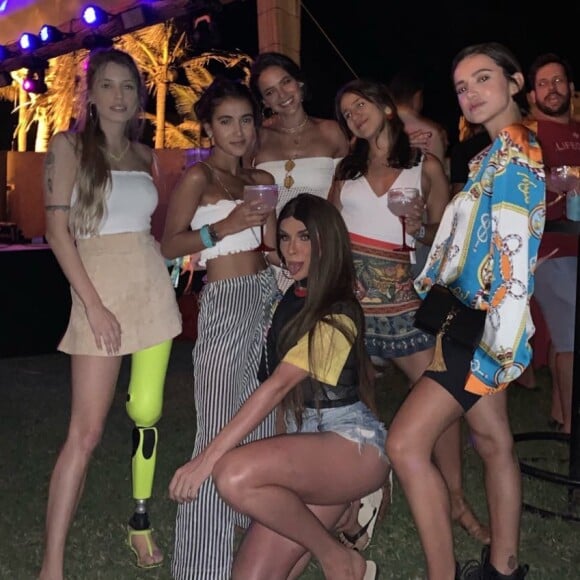 Em Noronha, Marquezine curtiu evento com Paola Antonini, Rafael Ucmann, Manu Gavassi e mais amigas