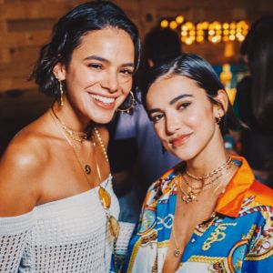 Bruna Marquezine usa look transparente para curtir festa com Manu Gavassi