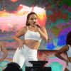 Anitta se apresentou no Festival Virada Salvador e apostou em um look all white
