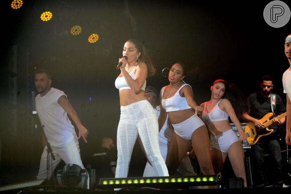 Anitta lamentou não poder continuar em Salvador depois de seu show