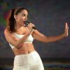 All white! Anitta combina top e calça franzida em show na Bahia na noite de domingo, dia 30 de dezembro de 2018