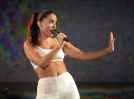 All white! Anitta deixa barriga de fora com top e calça franzida em show. Fotos!