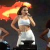 Anitta deixa barriga de fora ao combinar top e calça franzida em show em Salvador