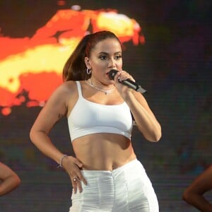 Anitta deixa barriga de fora ao combinar top e calça franzida em show em Salvador