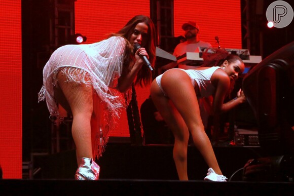 Com franjas, o body escolhido por Anitta para o show valoriza a movimentação da cantora