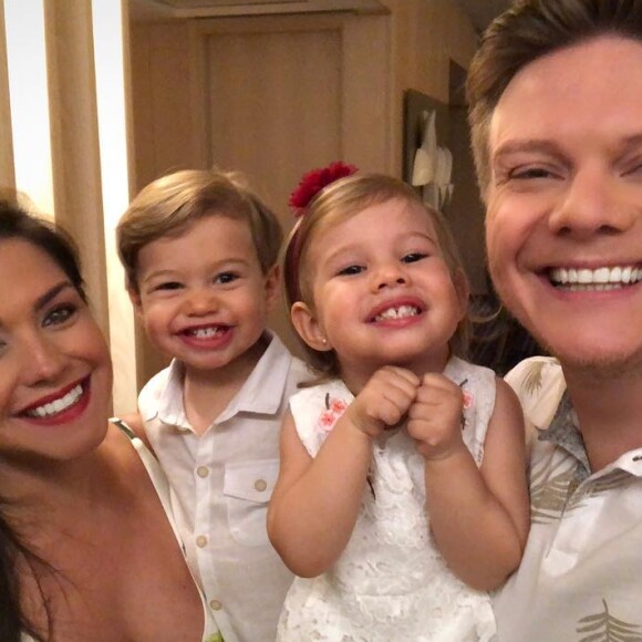 Thais Fersoza postou a primeira foto com os filhos, Melinda e Teodoro, ao lado do marido, Michel Teló, nesta terça-feira, 1º de janeiro de 2019: 'Saúde, amor e paz'