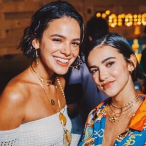 O vestido longo off-white de tricô off-white, da grife BO.BÔ, foi usado por Bruna Marquezine com top e calcinha à mostra no dia 30 de dezembro, em Fernando de Noronha