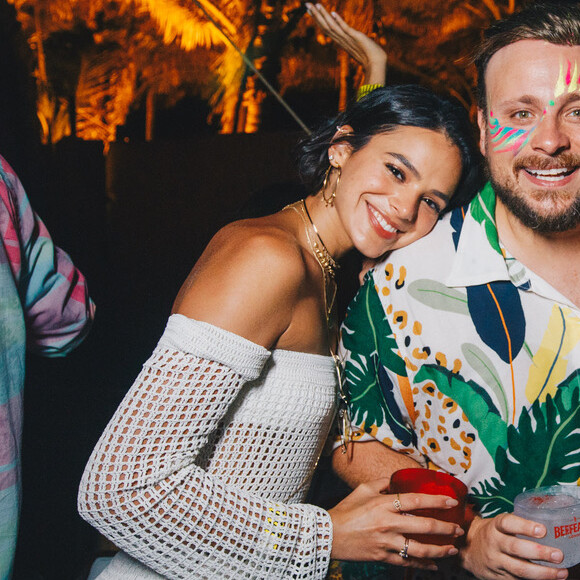 Bruna Marquezine usou o vestido de tricô vazado e mangas longas em uma festa em Fernando de Noronha no dia 30 de dezembro de 2018