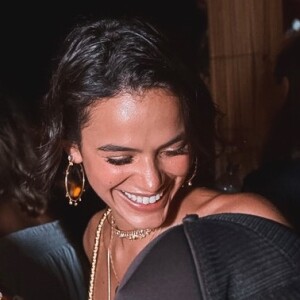Bruna Marquezine arrematou o look com acessórios dourados