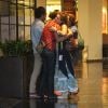 Carolina Dieckmann comemorou seu aniversário de 36 anos em um encontro com amigos em um restaurante da Zona Sul do Rio na tarde desta terça-feira, 16 de setembro de 2014. Ao perceber que estava sendo clicada, a atriz mostrou que estava de ótimo humor e mandou beijos para os fotógrafos