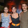 Miguel Thiré posa com a namorada, Carol Fanjul, e Jéssika Alves na pré-estreia de 'Isolados' no Rio de Janeiro