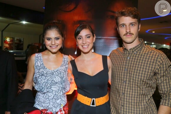 Miguel Thiré posa com a namorada, Carol Fanjul, e Jéssika Alves na pré-estreia de 'Isolados' no Rio de Janeiro