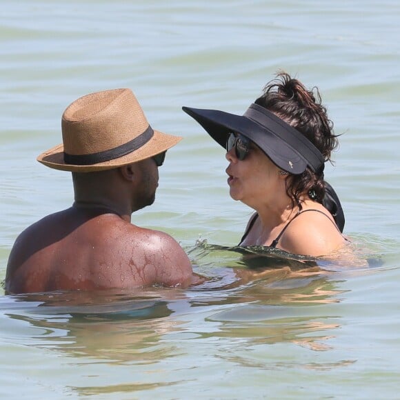 Fernanda Souza e Thiaguinho conversam dentro d'água
