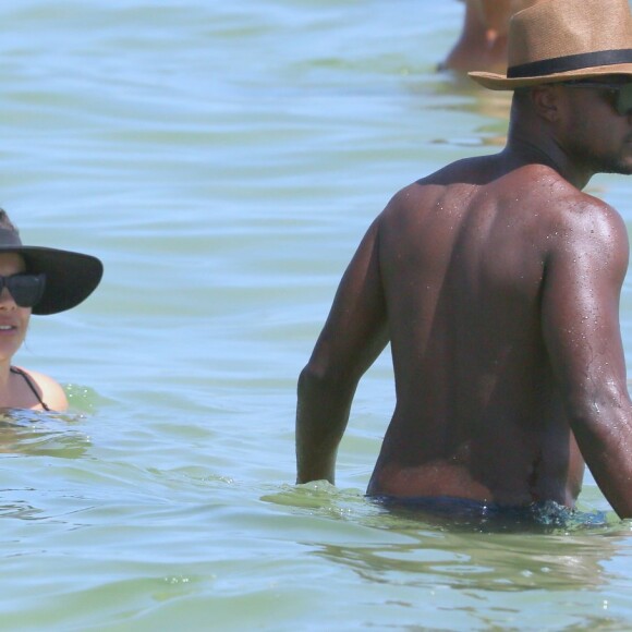 Fernanda Souza e Thiaguinho se protegeram do sol com chápeus