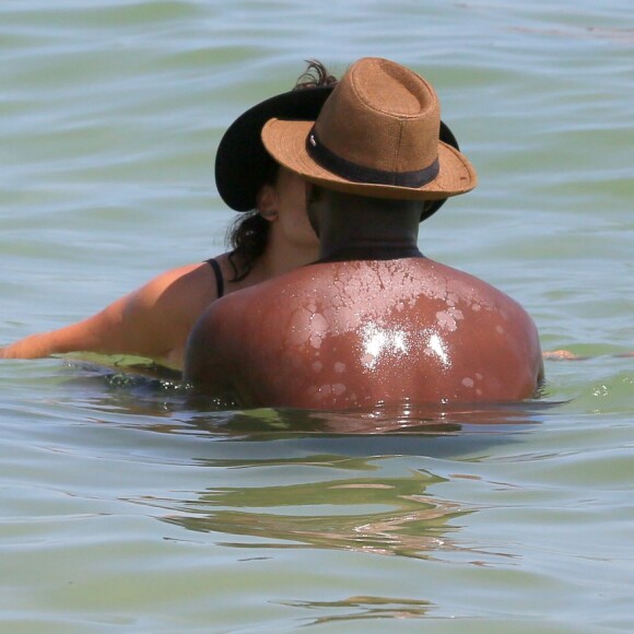 Fernanda Souza e Thiaguinho se beijam ao entrar no mar na Barra da Tijuca