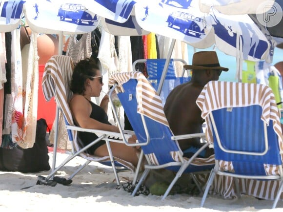 Fernanda Souza bebeu uma caipirinha na praia em dia de folga com o marido, Thiaguinho