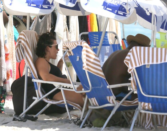Fernanda Souza se divertiu no dia na praia com Thiaguinho