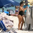 Fernanda Souza escolheu uma saída de praia com um vendedor ambulante